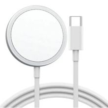 Okrągła ładowarka MagSafe z przewodem na jasnym tle.